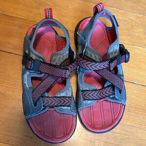 Kids keen sandals size 3. GUC